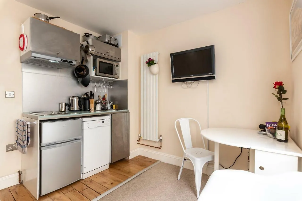Little Brighton Beach Apartments - Also Separate Spa Cabin And Watersports