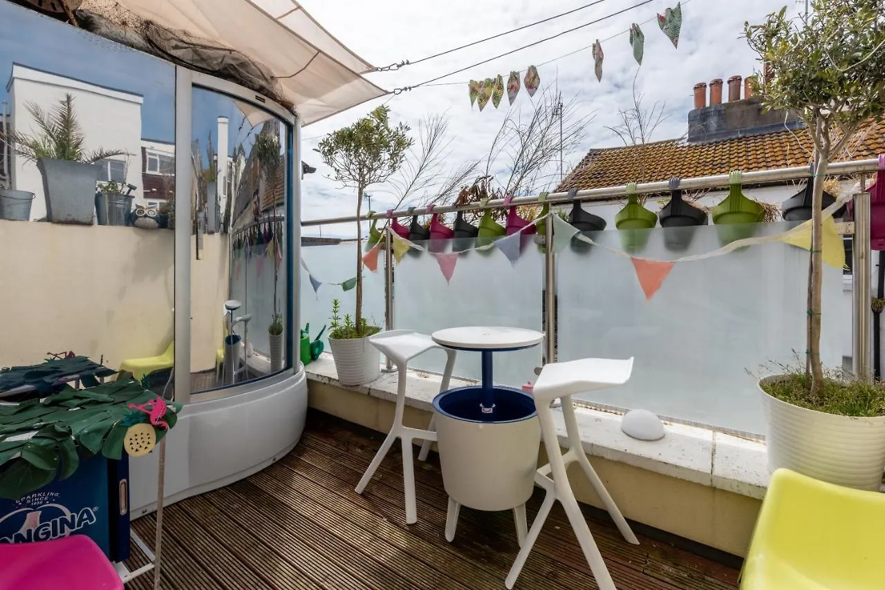 Little Brighton Beach Apartments - Also Separate Spa Cabin And Watersports