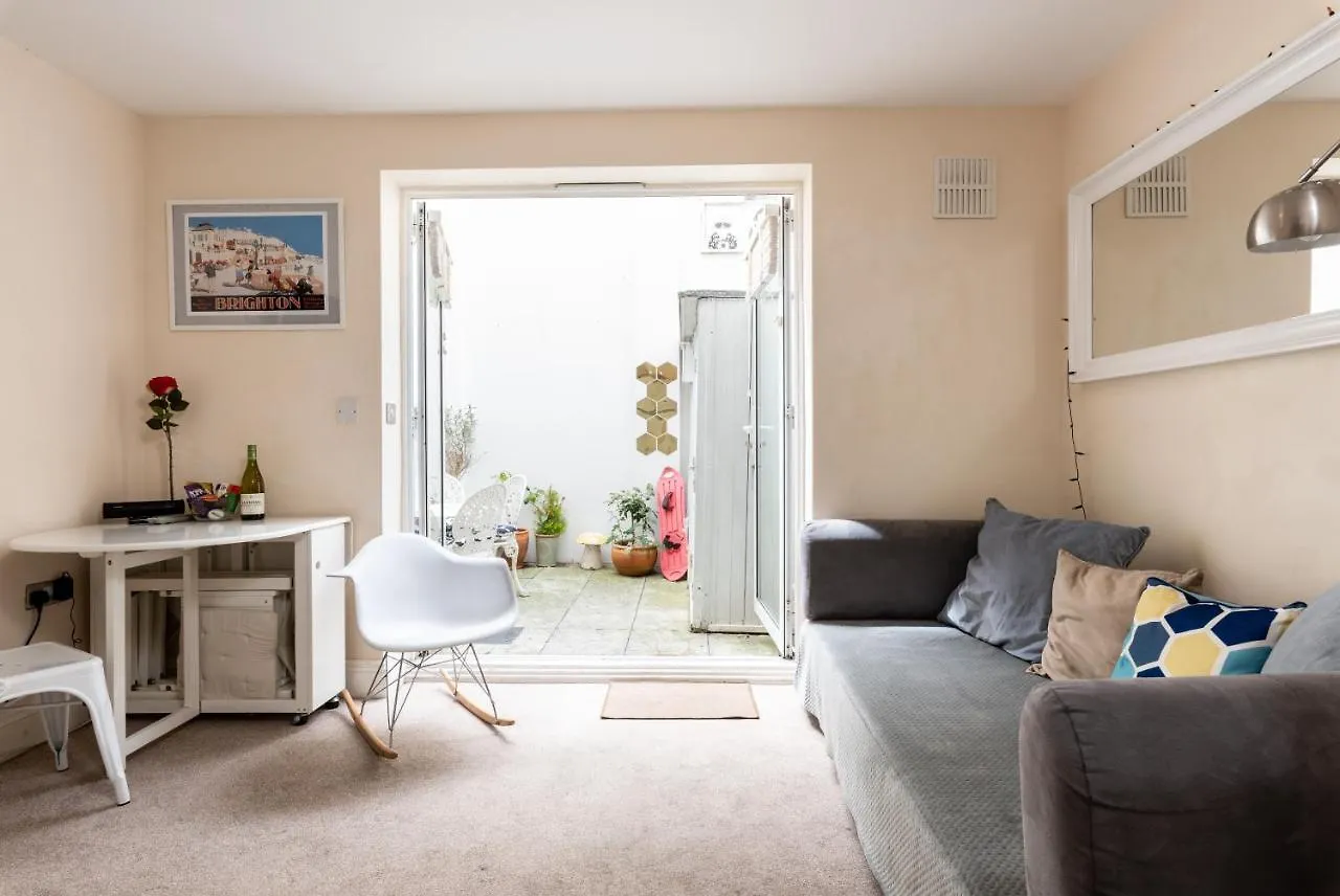 Little Brighton Beach Apartments - Also Separate Spa Cabin And Watersports