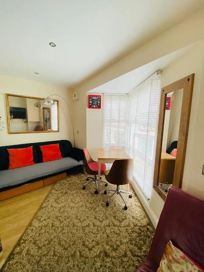 Little Brighton Beach Apartments - Also Separate Spa Cabin And Watersports