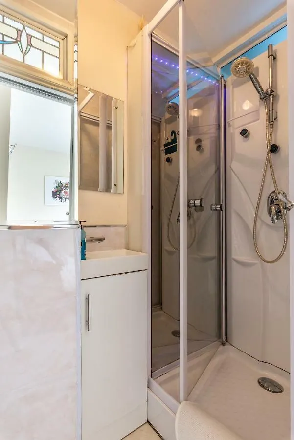 Little Brighton Beach Apartments - Also Separate Spa Cabin And Watersports 0*,